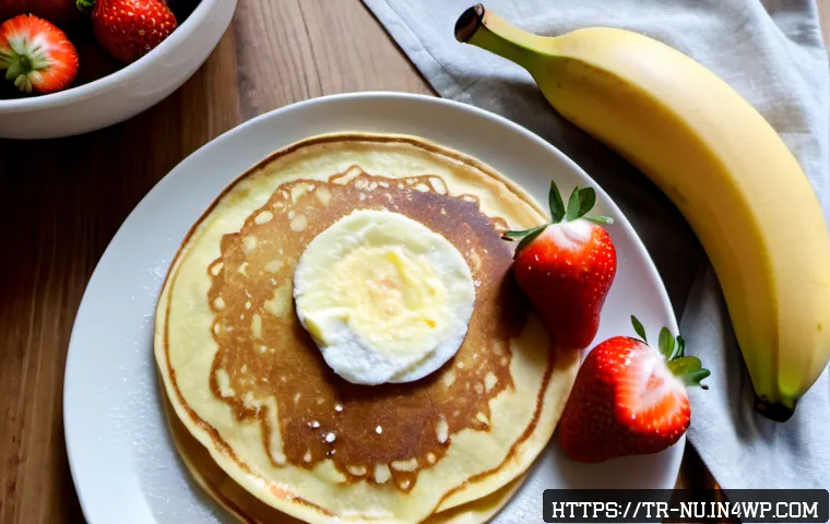 Home 17 네덜란드식 팬케이크 기본 레시피 - Photorealistic overhead food photography of a freshly cooked Dutch-style pancake on a simple ceramic...
